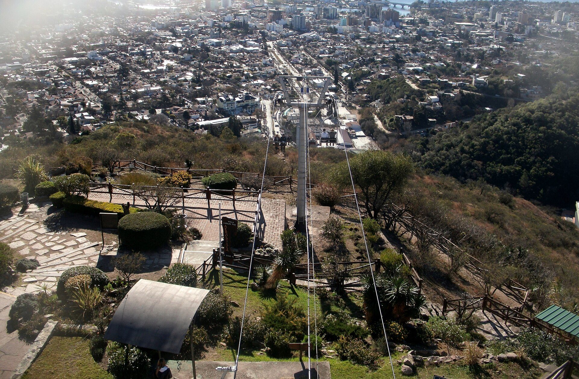 Pasarela en lo alto del cerro