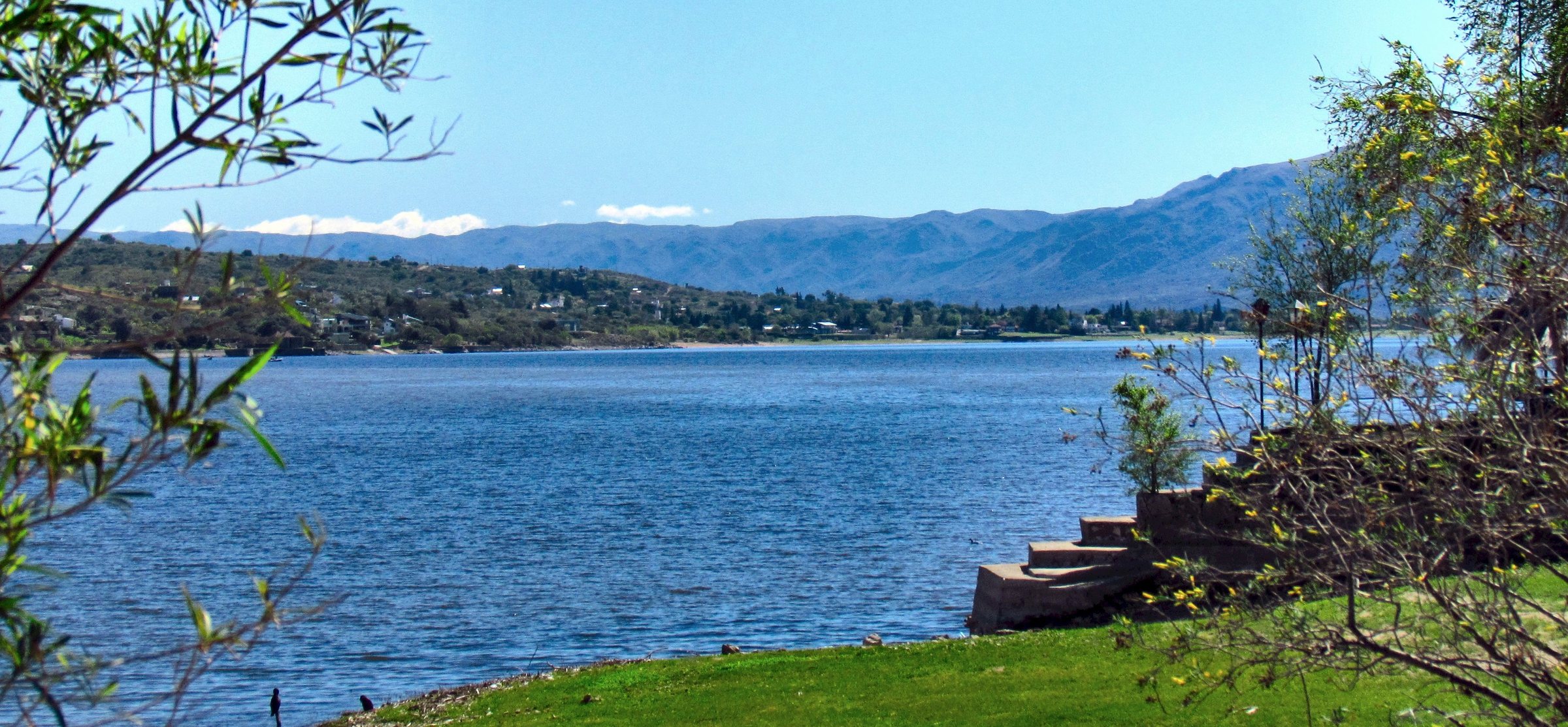 El lago San Roque con las sierras de Córdoba de fondo
