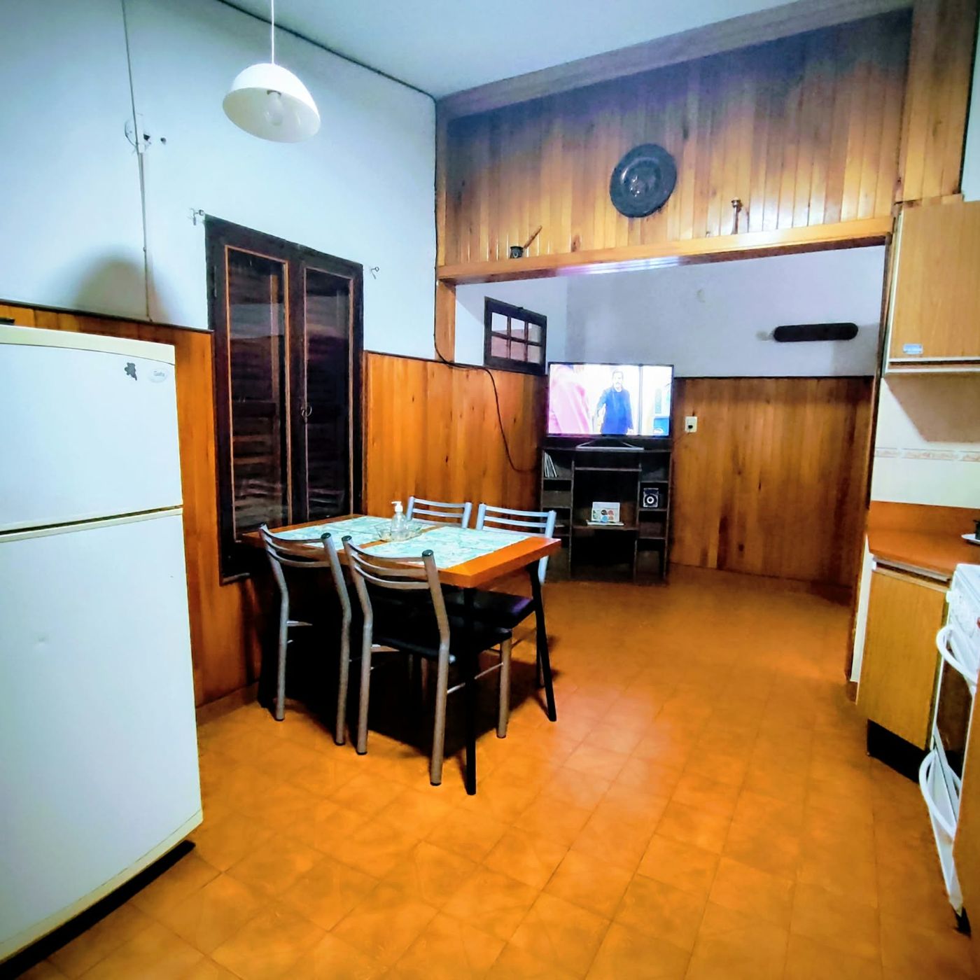 Comedor con mesa para la familia y tele