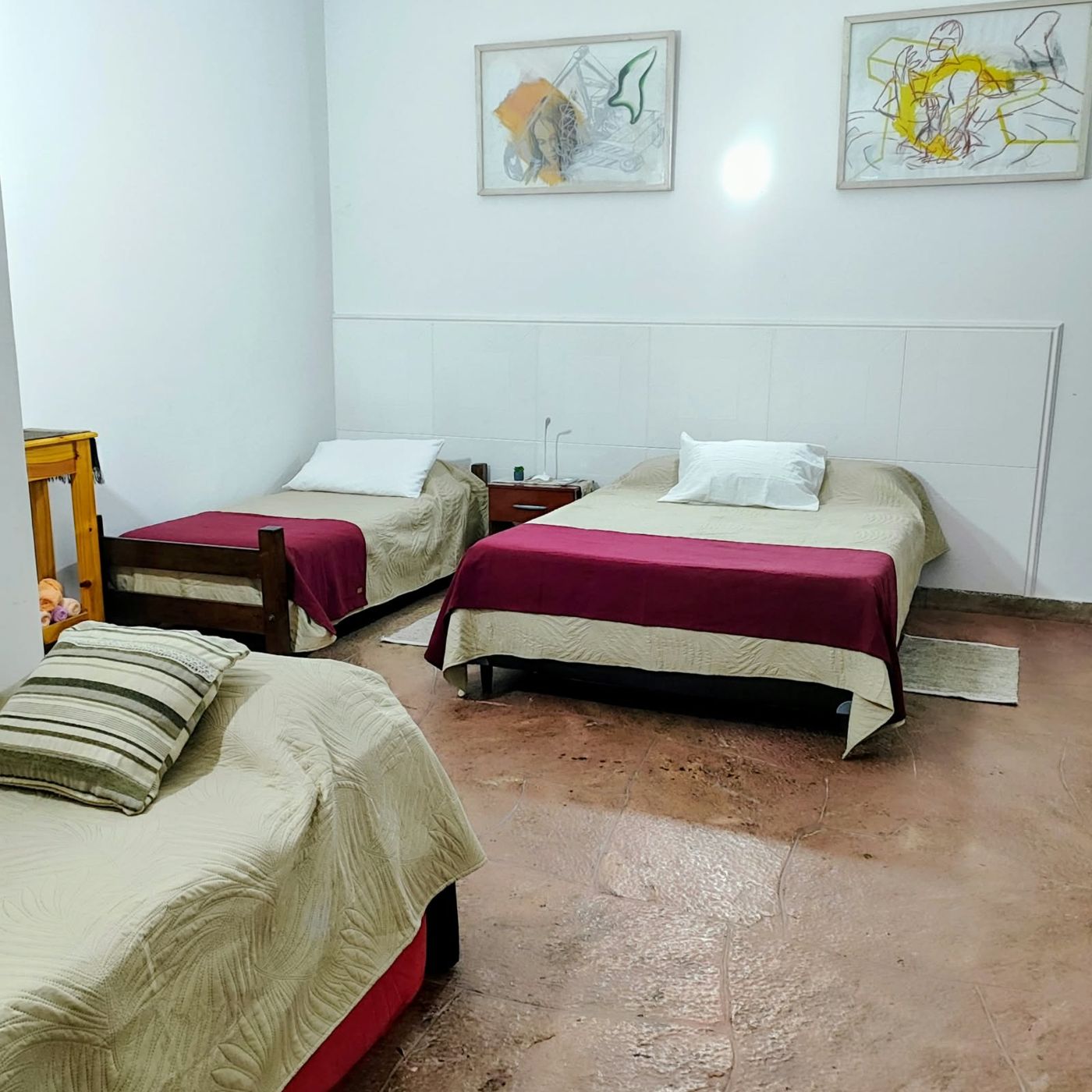 Habitación blanca con varias camas