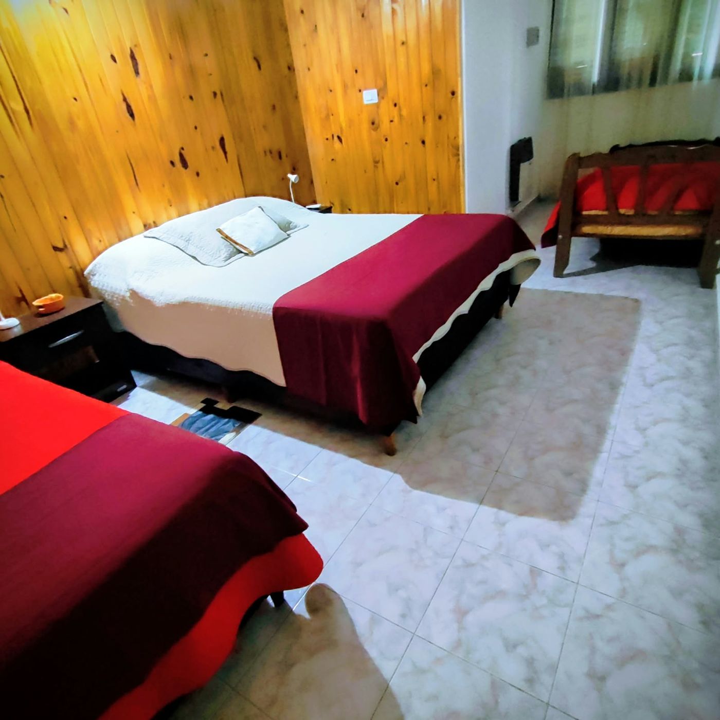 Otra vista de la habitación de madera
